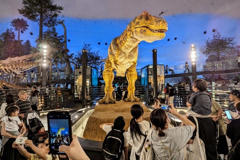 Giant realistic looking T-REX in the Fukui Prefectural Dinosaur Museum